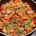Aziatische rijst met rookworst, paprika en lente-uitjes