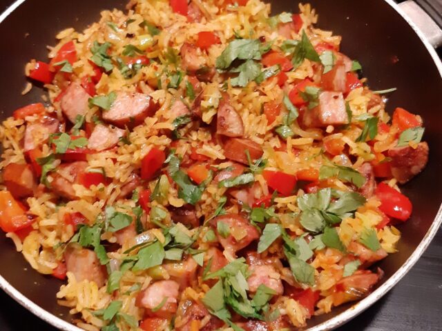 Aziatische rijst met rookworst, paprika en lente-uitjes