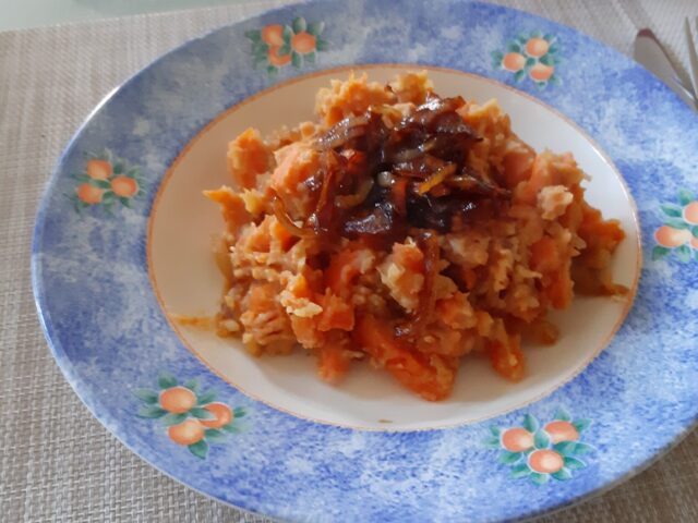Vegetarische wortelstamppot met aardappel en pittige gebakken uien, beetje Aziatisch