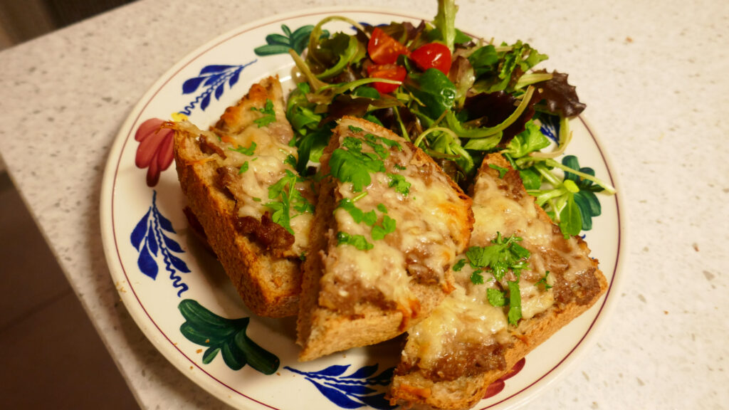 Balletje Boterham met een vleugje mozzarella uit de oven