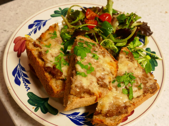 Balletje Boterham met een vleugje mozzarella uit de oven