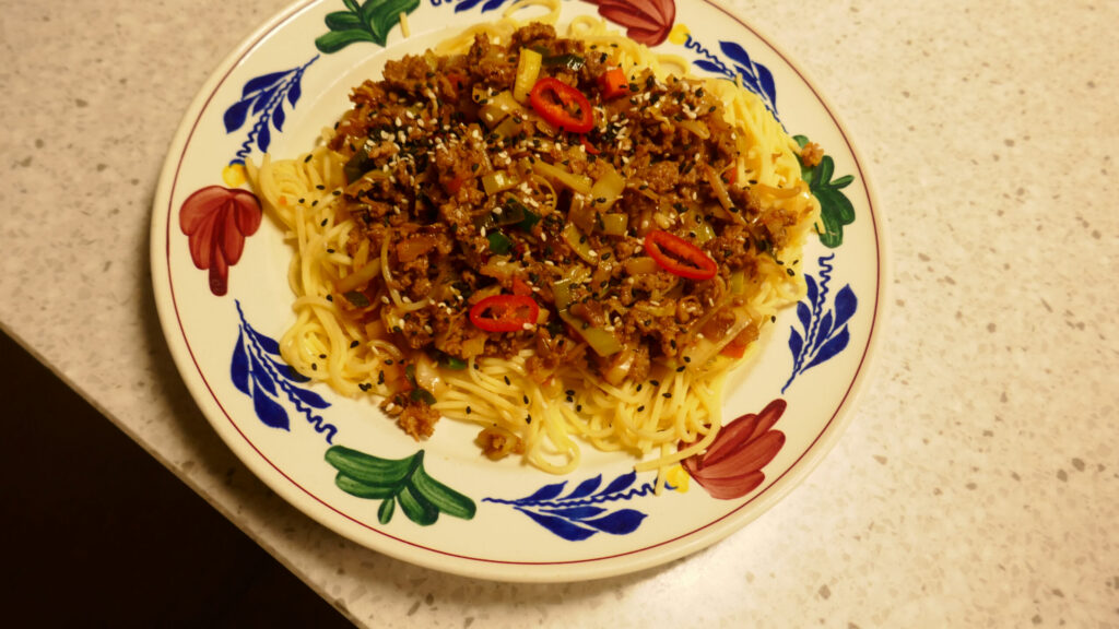 Bami met gehakt en zelfgemaakte woksaus