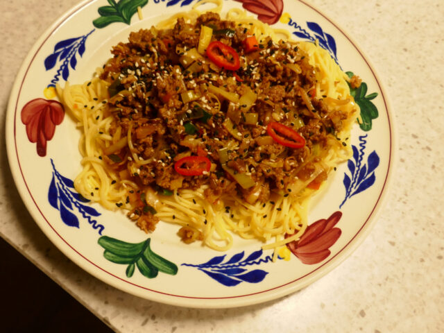 Bami met gehakt en zelfgemaakte woksaus