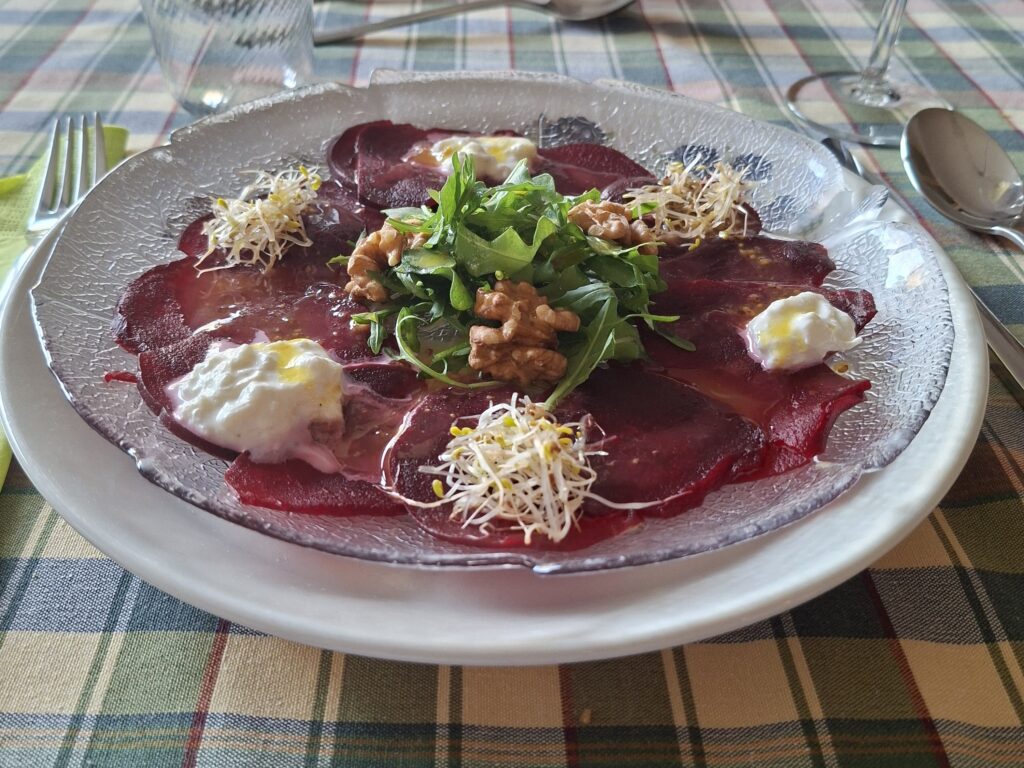 Carpaccio van rode bietjes met burrata, walnoten, rucola en alfafa