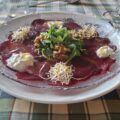 Carpaccio van rode bietjes met burrata, walnoten, rucola en alfafa