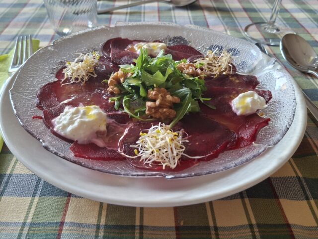 Carpaccio van rode bietjes met burrata, walnoten, rucola en alfafa