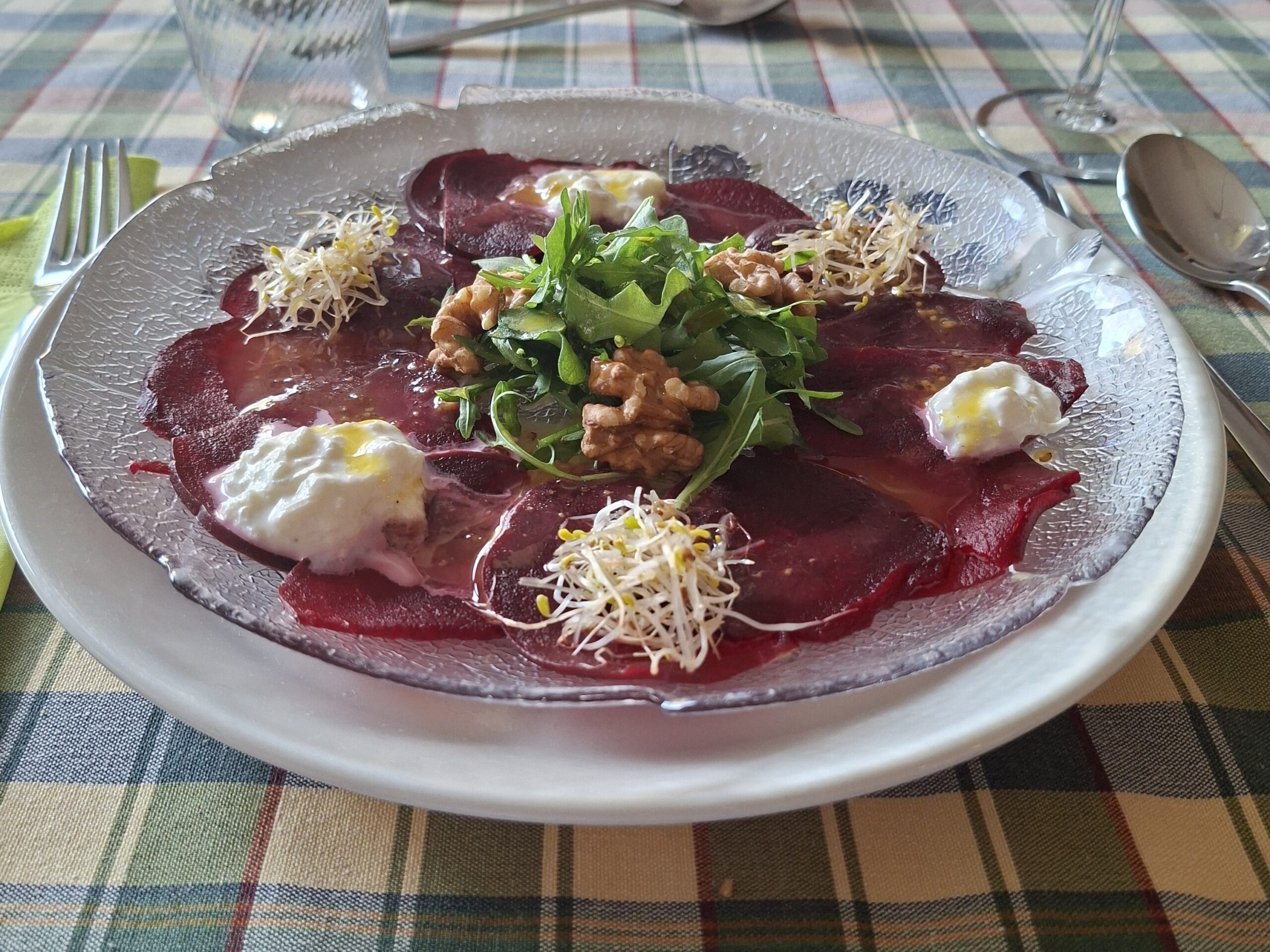 Carpaccio van rode bietjes met burrata, walnoten, rucola en alfafa