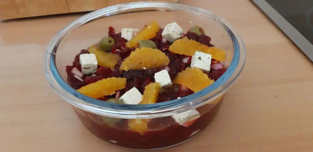 Bietjessalade met sinaasappel, olijven en feta