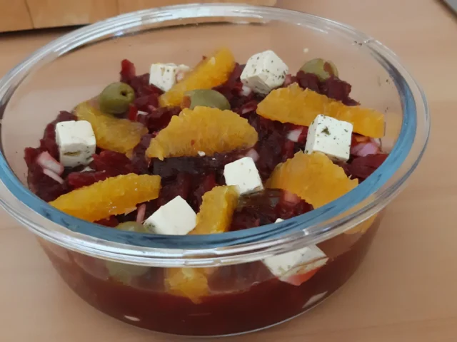 Bietjessalade met sinaasappel, olijven en feta