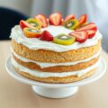 Biscuittaart met aardbeien en kiwi