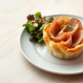 Bladerdeegbakje met geitenkaas en gerookte eendenborst