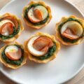 Bladerdeegnestjes met spinazie en plakjes ei