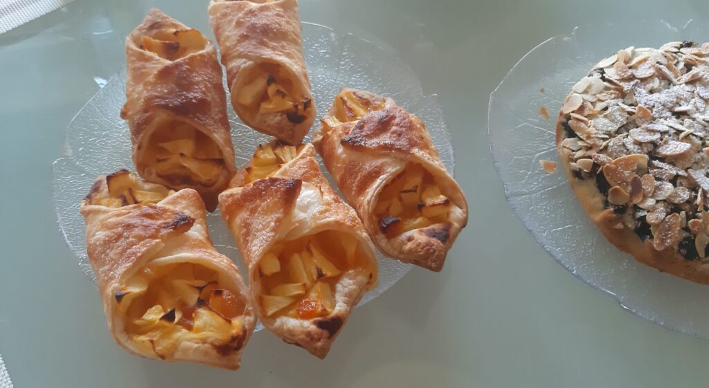 Bladerdeegschuitjes met appel, abrikozen en amandelspijs