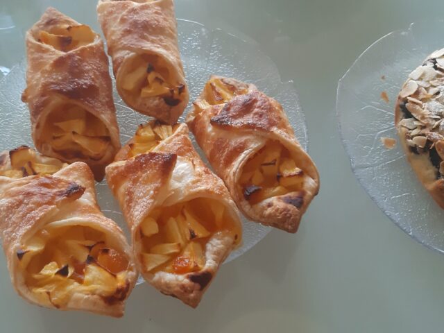 Bladerdeegschuitjes met appel, abrikozen en amandelspijs