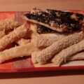 Bladerdeegstengels met geraspte kaas en sesamzaad uit eigen keuken