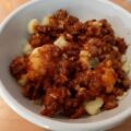 Pittige bloemkool met prei en een pinda-gehaktsaus