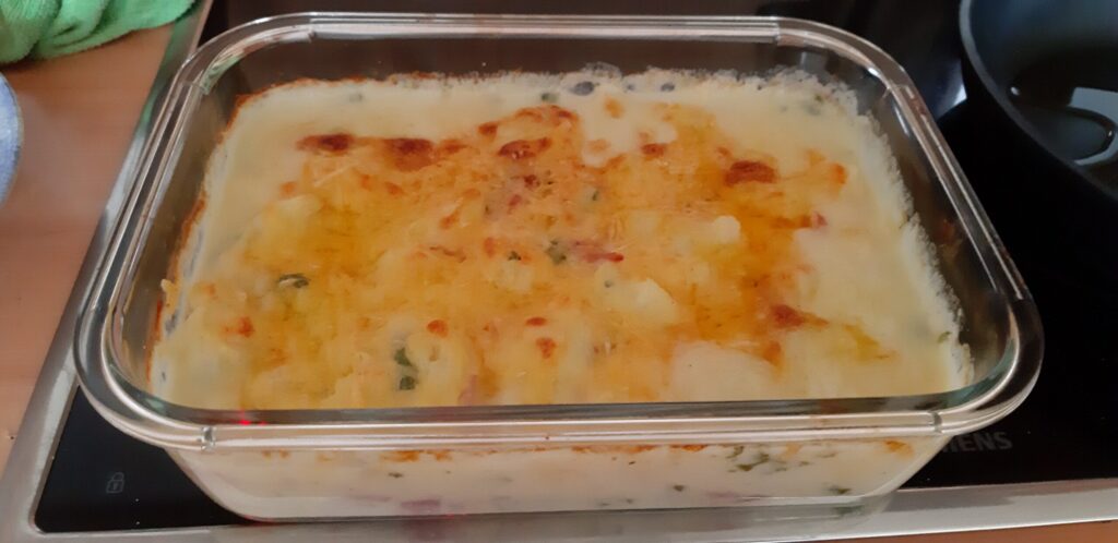 Bloemkoolgratin met magor, ham en peterselie