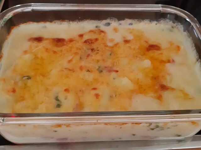 Bloemkoolgratin met magor, ham en peterselie
