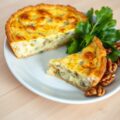 Bloemkooltaart met abdijkaas, veldsla met noten