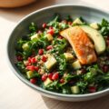 Boerenkoolsalade met quinoa, avocado, granaatappelpitjes en zalm