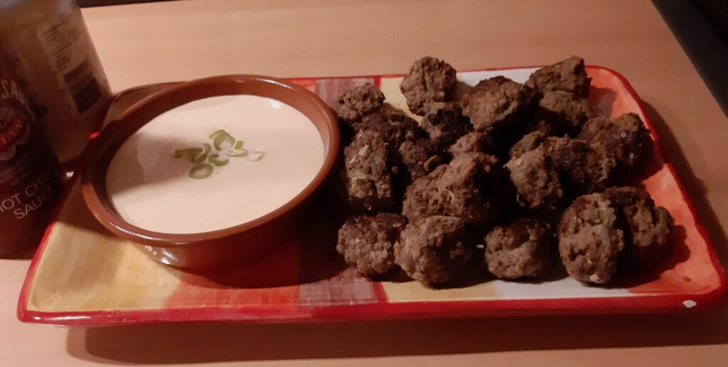 Borrelballetjes teriyaki met een pittige saus