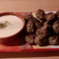 Borrelballetjes-teriyaki met een pittige dipsaus