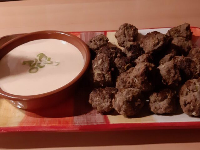 Borrelballetjes-teriyaki met een pittige dipsaus