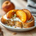 Brioche met perzik en Philadelphia