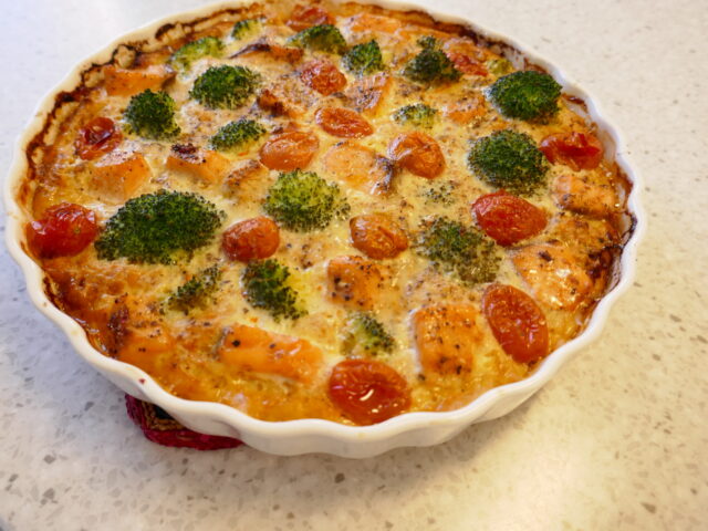 Broccoli Broodtaart met zalm en kerstomaatjes