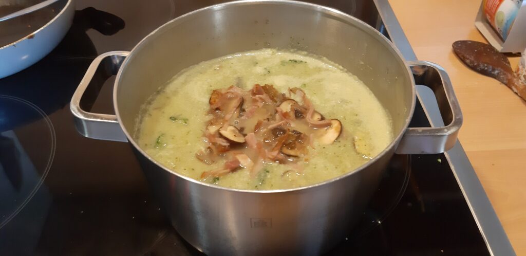 Broccoli-preisoep met kastanjechampignons en reepjes ham