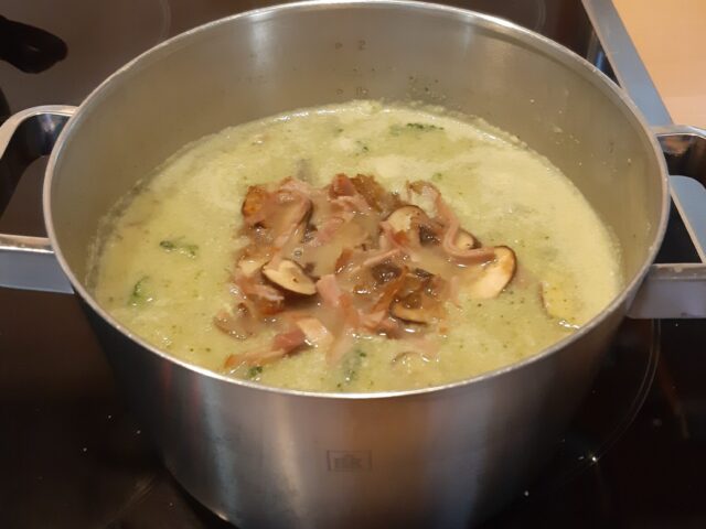 Broccoli-preisoep met kastanjechampignons en ham