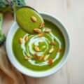 Broccolisoep met geroosterde amandel