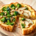 Broccolitaart met peer en cashewnoten.