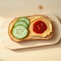 Brood met pindakaas, komkommer en sambal