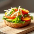 Broodje avocado met surimi en perzik
