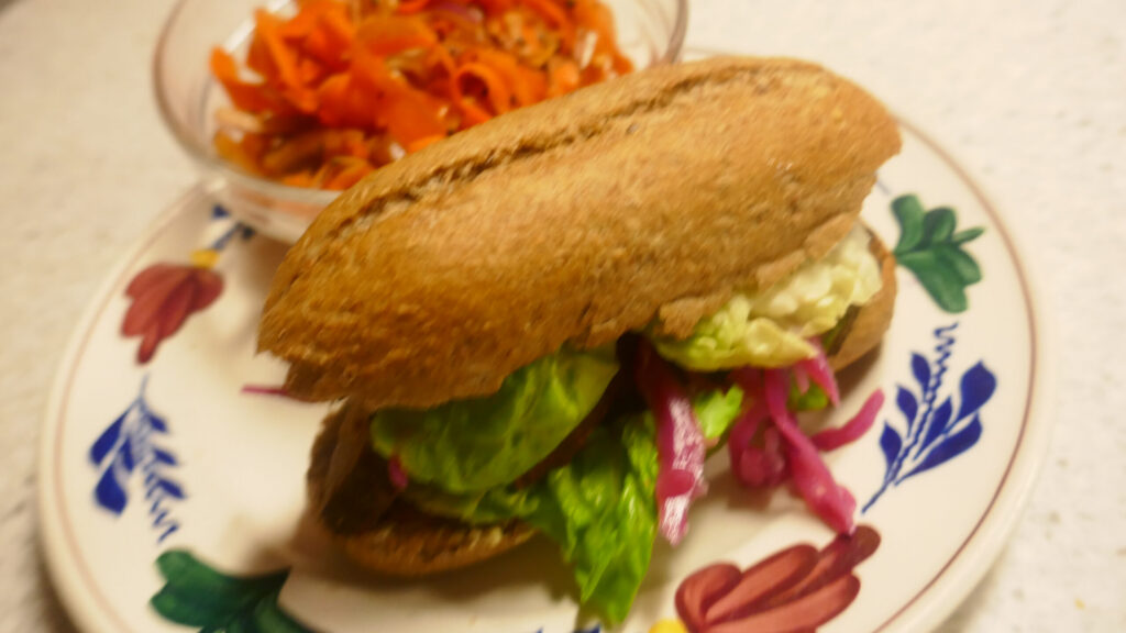 Broodje Bal met Heerlijke wortelsalade met rode ui, pinda en een Aziatische dressing