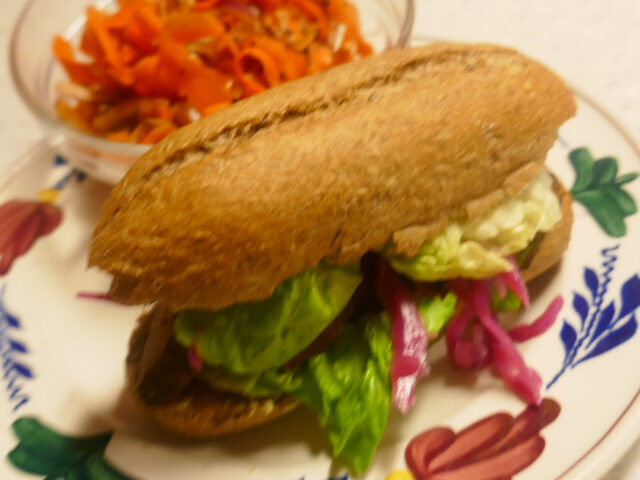 Broodje Bal met Heerlijke wortelsalade met rode ui, pinda en een Aziatische dressing
