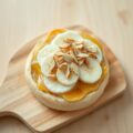 Broodje brie met banaan en geroosterde amandelen