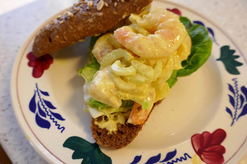 Broodje garnalensalade met kerriemayonaise