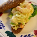 Broodje garnalensalade met kerriemayonaise