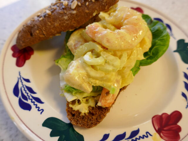 Broodje garnalensalade met kerriemayonaise