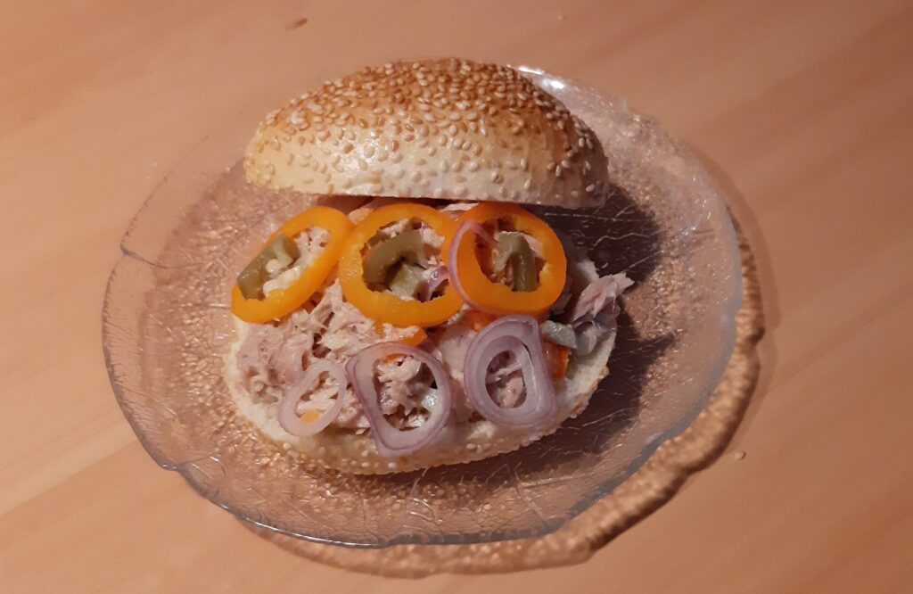 Broodje pittige tonijnsalade