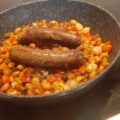 Bruine bonenschotel met saucijzen en uitjes Monegask