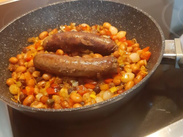 Bruine bonenschotel met saucijzen en uitjes Monegask