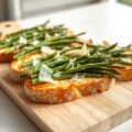 Bruschetta met groene asperges en parmezaanse kaas