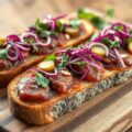 Bruschetta met osseworst en gemarineerde rode kool en ui