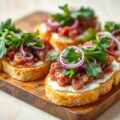 Bruschetta met tartaar, Boursin en rucola