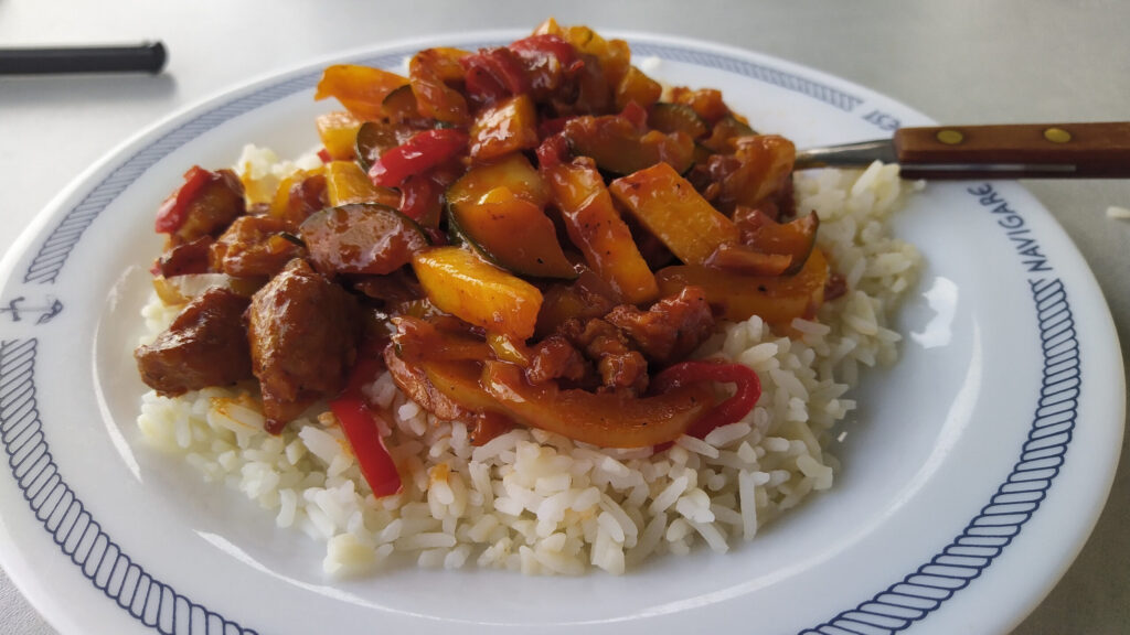 Cadac pannetje met groente, rijst, kip en perzik