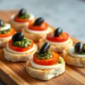 Canapés met mozzarella, tomaat en pesto