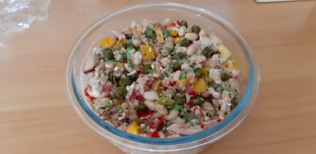 Cannellinibonen met tonijn, gele en rode paprika, rode ui, kappertjes, olijven en aioli